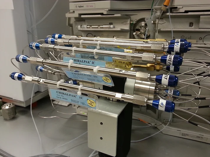 Column Selector Unit holding ten columns, mounted next to an HPLC System